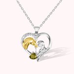 Collier pour Femme Personnalisé avec Texte Gravé et Pierre de Naissance Pendentif en Forme de Cœur à Thème Cheval et Fille Cadeau d'Anniversaire