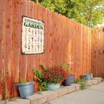 Plaque de Jardin Personnalisée avec 1-18 Noms et Fleurs de Naissance Enseigne en Métal Cadeau Jardinage Fête pour Maman Grand-Mère