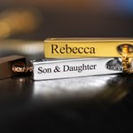 Personligt halsband med vertikal stapel för fotoprojektion av minnesmärke på 100 språk för honom hennes gåva