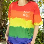 Henkilökohtainen Rainbow t-paita Rakkaus voittaa lahja hänelle tai hänelle