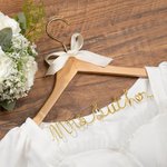 Personalisierte Bow Knot Braut Hochzeit Holz Kleiderbügel mit Namen Hochzeit Brautdusche für sie