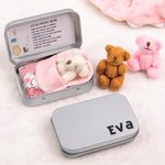 Personlig uppstoppad björn som ligger i en plåtlåda Bekymrad docka för födelsedagspresent mot ångest för barn