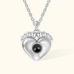 Personalisierte Babyfüße-Halskette mit dem Text von 100 Sprachen Ich liebe dich, Projektion von einem personalisierbaren Foto