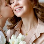 Personalisierte Babyfüße-Halskette mit dem Text von 100 Sprachen Ich liebe dich, Projektion von einem personalisierbaren Foto