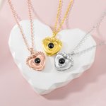 Personalisierte Babyfüße-Halskette mit dem Text von 100 Sprachen Ich liebe dich, Projektion von einem personalisierbaren Foto