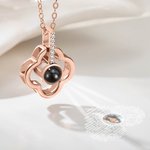 Collana personalizzata in argento sterling con proiezione di foto del quadrifoglio e 100 lingue per la festa della mamma e l'anniversario.