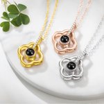 Collana personalizzata in argento sterling con proiezione di foto del quadrifoglio e 100 lingue per la festa della mamma e l'anniversario.
