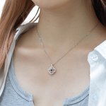 Collana personalizzata in argento sterling con proiezione di foto del quadrifoglio e 100 lingue per la festa della mamma e l'anniversario.