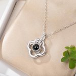 Collana personalizzata in argento sterling con proiezione di foto del quadrifoglio e 100 lingue per la festa della mamma e l'anniversario.