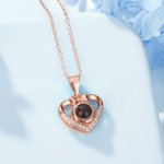 Collier Projection Personnalisé avec Photo Collier de Nœud Papillon en Cœur avec Je T'aime en 100 Langues Cadeau d'Anniversaire pour Femme