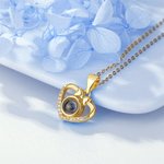 Collier Projection Personnalisé avec Photo Collier de Nœud Papillon en Cœur avec Je T'aime en 100 Langues Cadeau d'Anniversaire pour Femme