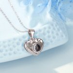 Collier Projection Personnalisé avec Photo Collier de Nœud Papillon en Cœur avec Je T'aime en 100 Langues Cadeau d'Anniversaire pour Femme