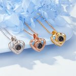 Collier Projection Personnalisé avec Photo Collier de Nœud Papillon en Cœur avec Je T'aime en 100 Langues Cadeau d'Anniversaire pour Femme