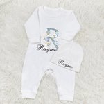 Ensemble personnalisé de grenouillères pour bébé avec chapeau et gants pour le retour à la maison.