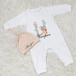 Ensemble personnalisé de grenouillères pour bébé avec chapeau et gants pour le retour à la maison.