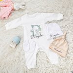 Ensemble personnalisé de grenouillères pour bébé avec chapeau et gants pour le retour à la maison.