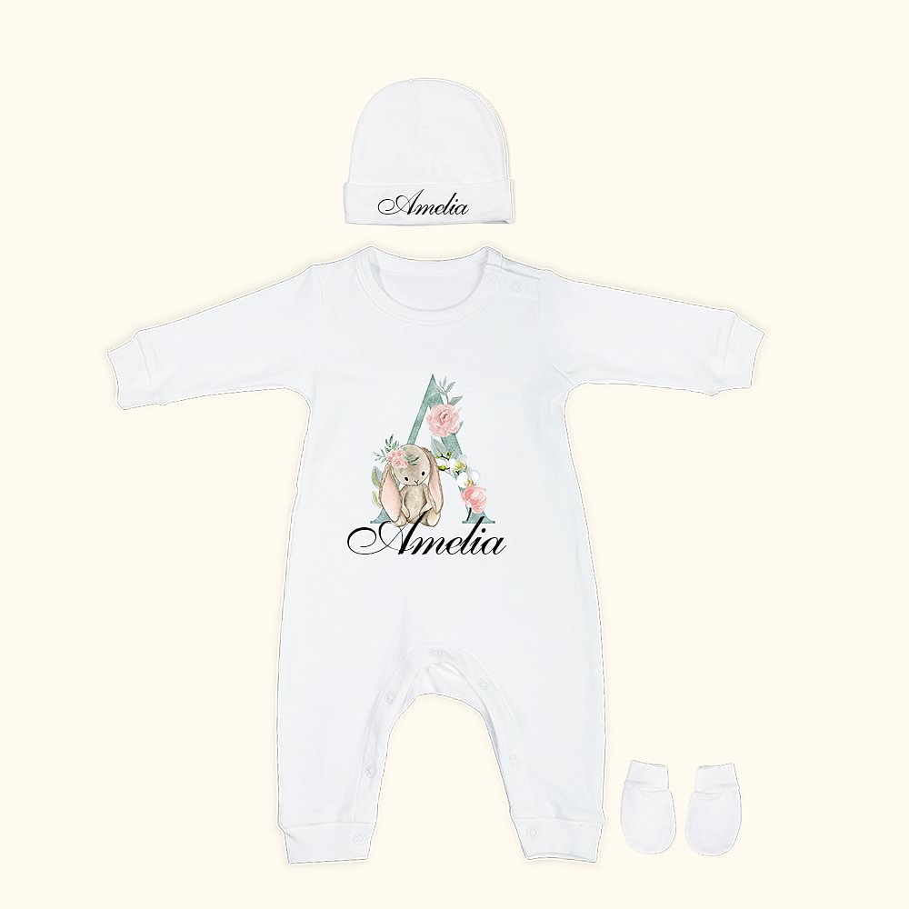 Ensemble personnalisé de grenouillères pour bébé avec chapeau et gants pour le retour à la maison.