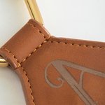 Clip de sombrero de cuero magnético personalizado y resistente con inicial Juego de 2 accesorios de viaje Regalo de cumpleaños para mujer