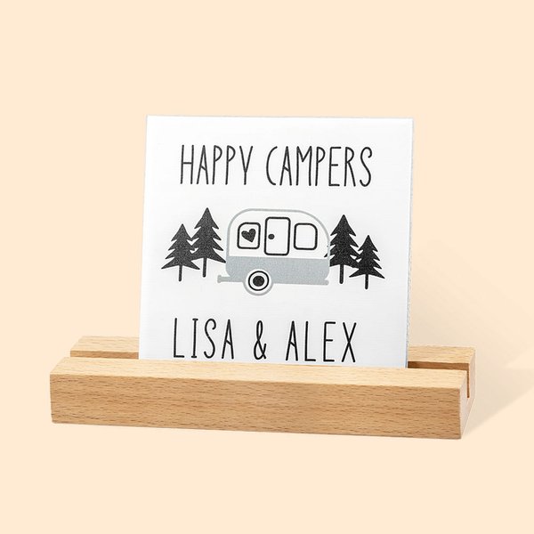 Henkilökohtainen Happy Camper Camping RV Keraaminen merkki Wood Stand Home koristelu Housewarming lahja Camp ystäville Lovers