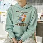 Henkilökohtainen Mikä päivä on tänään Ketä kiinnostaa olen eläkkeellä Unisex T-paita huppari nimellä Hauska eläkeläinen lahja naisille miehille