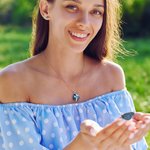 Personalisierte Geburtsmonat-Schmetterling Kette mit Herz-Kristall und Namen Gravur Geburtstag Jahrestag Muttertag Geschenk für Damen Mutter Oma