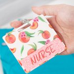 Personalisierte Glitter Just Peachy Affirmation Medical Badge Reel Set für medizinische Fachkräfte Lehrer Geschenk