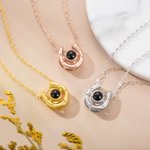 Collier Personnalisé avec Photo de Projection et Je t'aime en 100 Langues Pendentif Forme Fer à Cheval Cadeau Anniversaire pour Femme
