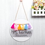 Segno di porta personalizzato con nappe arcobaleno Regalo per l'insegnante