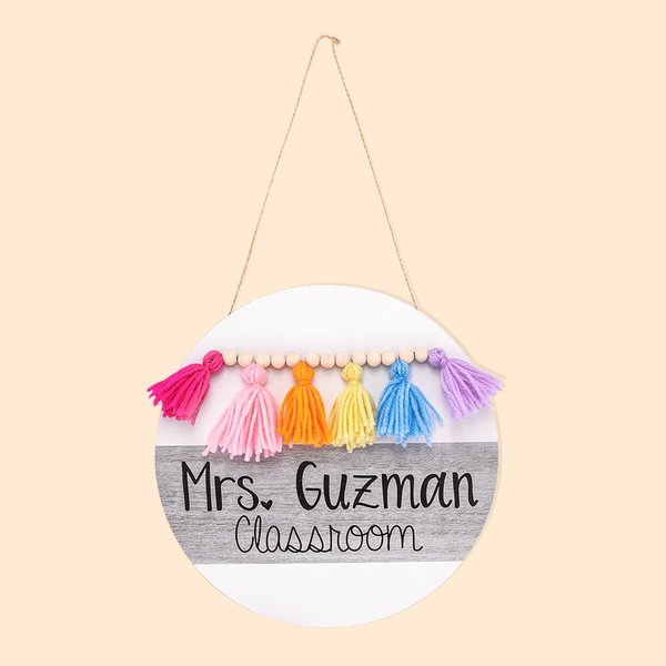 Letrero de puerta personalizado con borla arco iris para regalar a un profesor