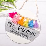 Segno di porta personalizzato con nappe arcobaleno Regalo per l'insegnante