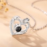 Personligt 100 språks fotoprojektionshalsband med hjärthänge