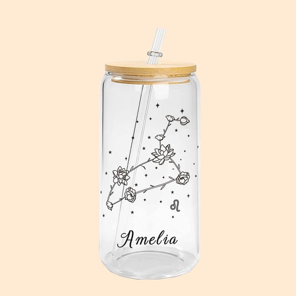 Personlig vattenflaska i glas med sugrör och bambulock med födelseblomma och konstellation