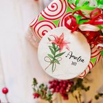 Décoration en Céramique Personnalisée avec Noms Fleurs de Naissance Année Étiquette Panier Sapin Bouteille Cadeau Noël Fêtes Fin d'Année pour Famille
