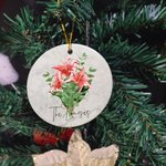 Décoration en Céramique Personnalisée avec Noms Fleurs de Naissance Année Étiquette Panier Sapin Bouteille Cadeau Noël Fêtes Fin d'Année pour Famille