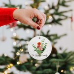Décoration en Céramique Personnalisée avec Noms Fleurs de Naissance Année Étiquette Panier Sapin Bouteille Cadeau Noël Fêtes Fin d'Année pour Famille