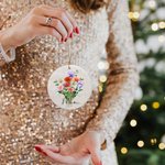 Décoration en Céramique Personnalisée avec Noms Fleurs de Naissance Année Étiquette Panier Sapin Bouteille Cadeau Noël Fêtes Fin d'Année pour Famille