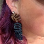 Orecchini di perline personalizzati con ciondolo a forma di lettera glitterata Regalo per la squadra del giorno del gioco per la mamma tifosa di calcio.