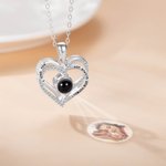 Personligt 100 språks fotoprojektionshalsband med hjärthänge