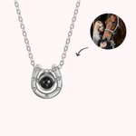 Collier Personnalisé avec Photo de Projection et Je t'aime en 100 Langues Pendentif Forme Fer à Cheval Cadeau Anniversaire pour Femme
