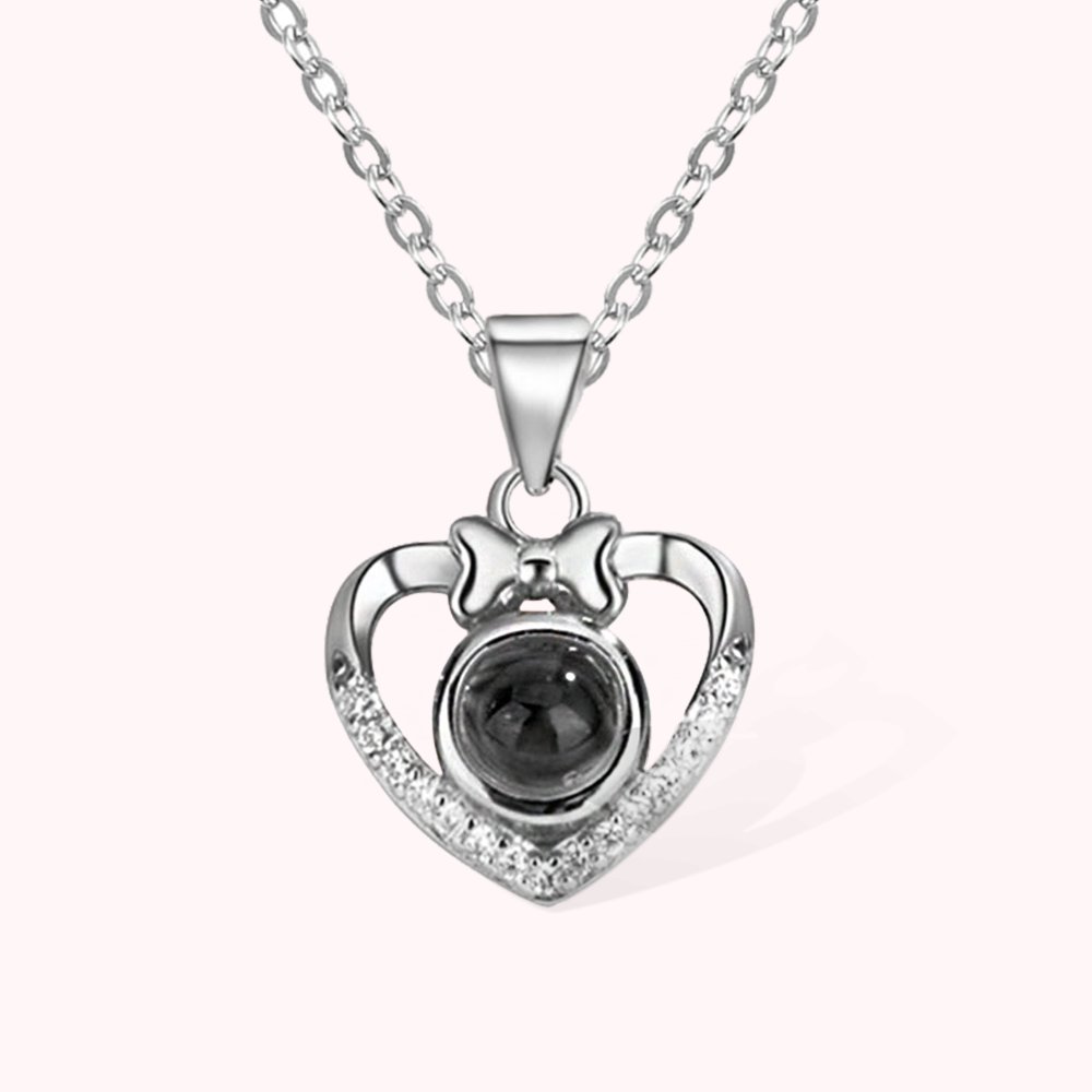 Collier Projection Personnalisé avec Photo Collier de Nœud Papillon en Cœur avec Je T'aime en 100 Langues Cadeau d'Anniversaire pour Femme