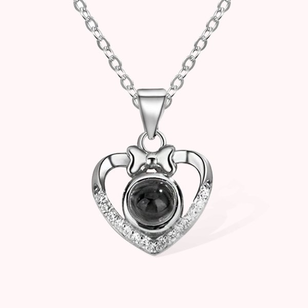 Collier Projection Personnalisé avec Photo Collier de Nœud Papillon en Cœur avec Je T'aime en 100 Langues Cadeau d'Anniversaire pour Femme