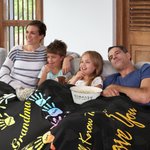 Couverture en Flanelle Personnalisée avec 1-13 Noms Empreintes de Mains Cadeau Familial Anniversaire Fête des Mères