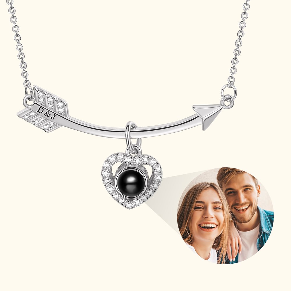 Pendentif pour Femme Personnalisé avec Photo de Projection et Initiales Gravées Collier Cœur et Flèche Cadeau Anniversaire St-Valentin