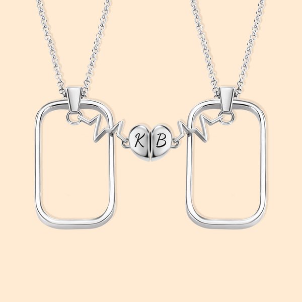 Collar magnético personalizado con par de colgantes con iniciales coordinadas para regalar en San Valentín