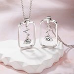 Collar magnético personalizado con par de colgantes con iniciales coordinadas para regalar en San Valentín