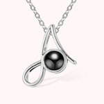 Collier Personnalisé avec Initiale et Projection de Photo Entourée de Je t'aime en 100 Langues Cadeau Anniversaire Fête pour Femme