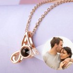 Collier Personnalisé avec Initiale et Projection de Photo Entourée de Je t'aime en 100 Langues Cadeau Anniversaire Fête pour Femme