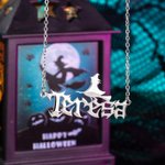 Gepersonaliseerde vleermuis heks pompoen spook gotische naam ketting Halloween Gift voor vrouwen meisjes