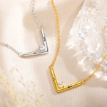 Chaîne avec Nom Personnalisé Collier en V avec ou sans Diamant Cadeau d'Anniversaire pour Femme