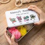 Lata personalizada para guardar el kit de costura con un personaje de dibujos animados de costura